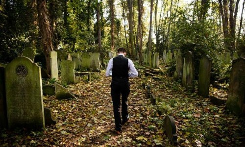 Graham mắc hội chứng xác chết biết đi trong 9 năm, thường xuyên đến nghĩa trang vì nghĩ nơi đó hợp với mình. Ảnh: AFP.