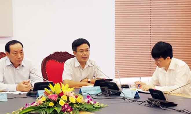 Thứ trưởng Nguyễn Hồng Trường (trái) và nhà báo Trần Đăng Tuấn (giữa) trong cuộc tọa đàm. Ảnh: Đại biểu nhân dân.