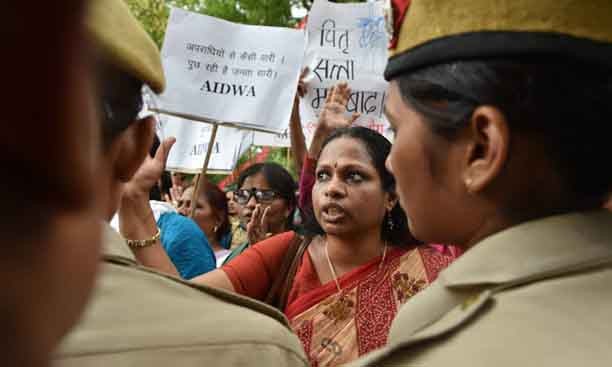 Các nhà hoạt động biểu tình sau vụ hiếp dâm một nữ sinh viên ở Kerala, Ấn Độ. Nguồn: RT.