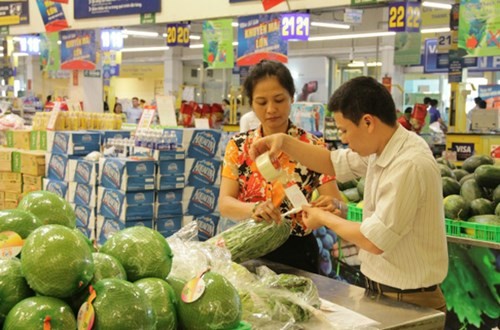 Lực lượng kiểm tra lấy mẫu rau củ quả tại Metro Thăng Long. Ảnh: An Ninh Thủ Đô.