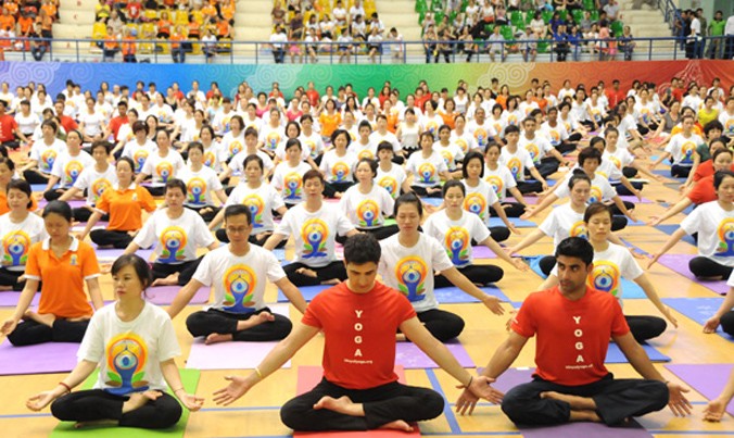 Màn đồng diễn yoga tại Cung Thể thao Quần Ngựa, Hà Nội năm 2015.