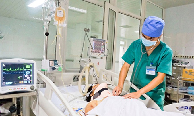 Nạn nhân bị trâu húc đang được điều trị tại Bệnh viện Đa khoa Nghệ An.