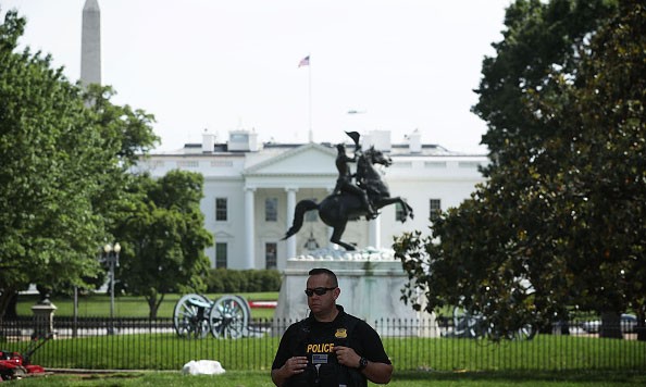Một nhân viên mật vụ Mỹ bảo vệ bên ngoài Nhà Trắng. Ảnh minh họa: AFP.