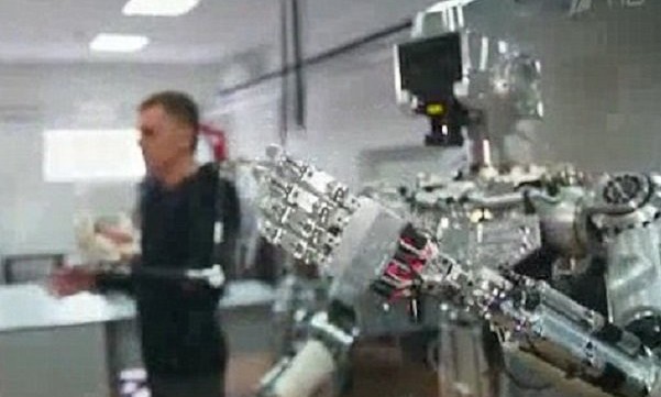 Rô-bốt Ivan the Terminator của Nga có khả năng lặp lại hoàn toàn hành động của người điều khiển.