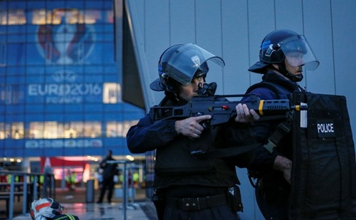 Cảnh sát Pháp tham gia diễn tập tấn công phía ngoài sân vận động Grand Stade ở Decines, gần Lyon, Pháp, ngày 30/5. Ảnh: Reuters.