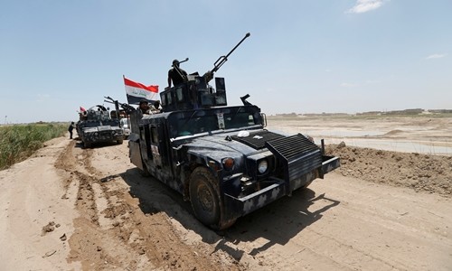 Các lực lượng an ninh Iraq gần Fallujah, Iraq, ngày 31/5. Ảnh: Reuters.