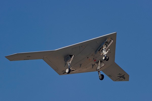 Mẫu thử nghiệm máy bay tấn công không người lái X-47B. Ảnh: Hải quân Mỹ.