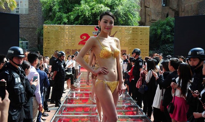 Mới đây, người dân ở Hàng Châu (Trung Quốc) đã được dịp 'đã mắt' khi chứng kiến sự kiện trình diễn các bộ bikini làm từ vàng.