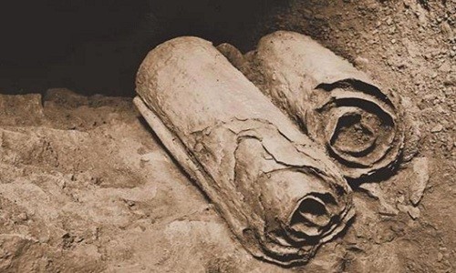 Hai cuộn sách Biển Chết tìm thấy trong hang Qumran trên sa mạc Judea. Ảnh: Wikipedia.