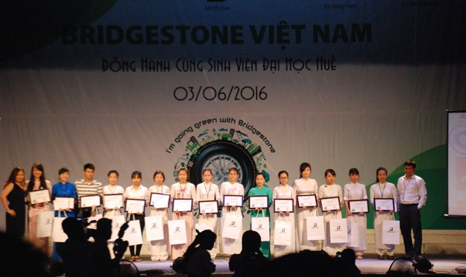 30 bạn sinh viên có hoàn cảnh khó khăn nhận học bổng do Bridgestone Việt Nam trao tặng. Ảnh: Minh Quân.
