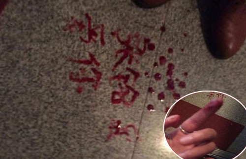 Cô gái cắt đầu ngón tay, dùng máu viết chữ 'Em yêu anh" trước cửa nhà bạn trai. Ảnh: Shanghaiist.