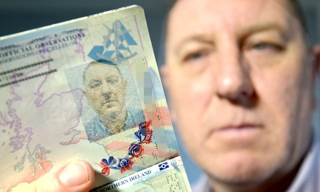 Ông Stuart Boyd không vui với tấm ảnh hộ chiếu giống hệt trùm phát xít Hitler. Nguồn: metro.co.uk.