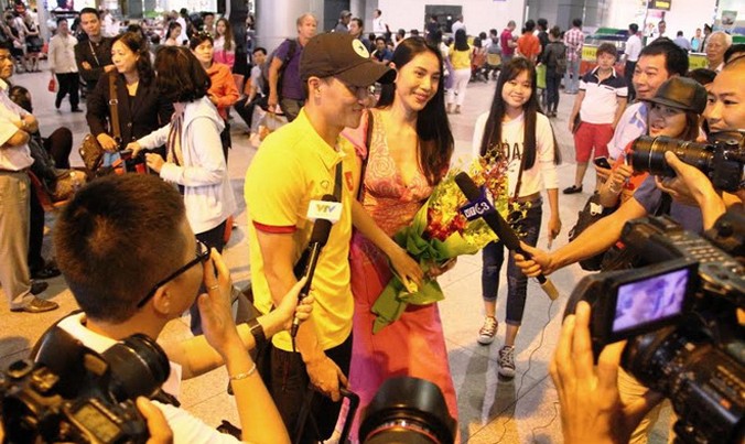 Công Vinh và vợ ca sỹ Thủy Tiên tạo ra sức hút lớn ngay tại sân bay Tân Sơn Nhất. Ảnh: Đ.N.