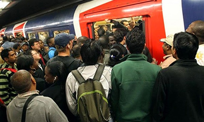 Tàu điện ngầm ở Paris thường diễn ra trong tình trạng chật chội, đông đúc.