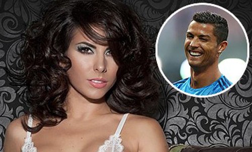 Hôm thứ 6 vừa qua, siêu sao Cristiano Ronaldo bị bắt gặp có nhiều cử chỉ thân mật với một cô nàng tóc đen nóng bỏng ở đảo Ibiza, Tây Ban Nha. Không chỉ choàng tay ôm eo, Ronaldo còn hôn môi hay thậm chí là đứng múa cùng người đẹp.