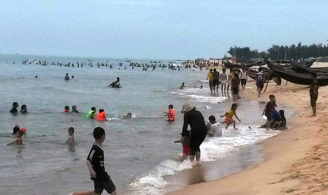 Ngay từ đầu chiều 9/6, bãi biển Thuận An (TT-Huế) đã tấp nập khách các nơi tìm về.