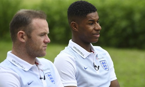 Kinh nghiệm, sự từng trải của Rooney rất hữu ích cho những đàn em mới lần đầu lên tuyển như Rashford. Ảnh: Reuters.
