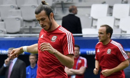 Bale làm vỡ mũi cổ động viên khi khởi động trước trận
