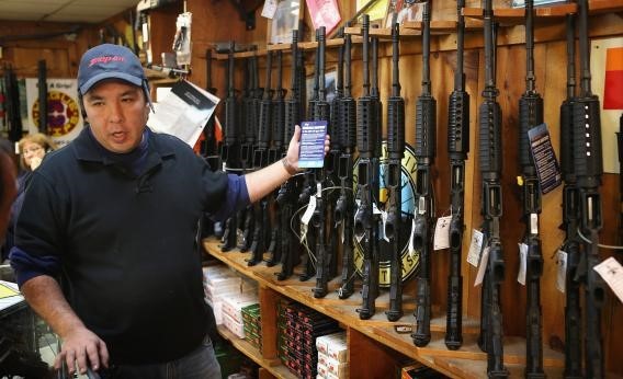 Súng trường AR-15 được bày bán tràn lan trong các cửa hàng súng đạn ở Mỹ. Ảnh: Getty.