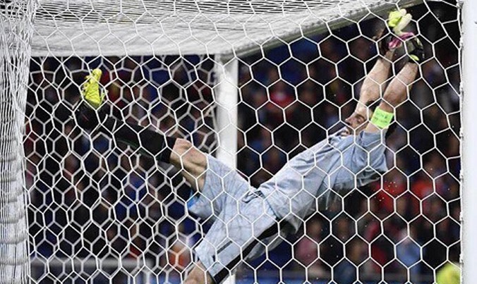 Thủ môn Buffon có lẽ là một trong số những người vui mừng nhất sau khi Italy hạ gục Bỉ với tỉ số 2-0 ở trận ra quân tại EURO 2016. 