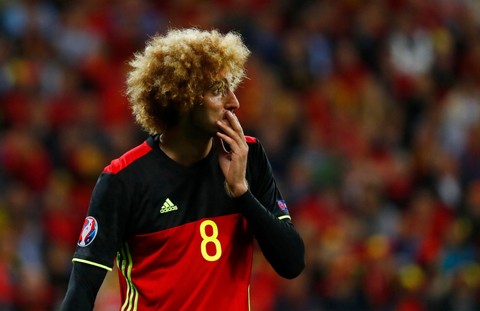 Fellaini nổi bật với mái tóc xù màu vàng