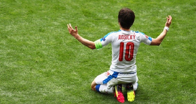 Rosicky nổi giận vì CH Czech mất điểm trước Tây Ban Nha