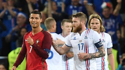 Ronaldo nhất quyết từ chối đổi áo với thủ quân Iceland