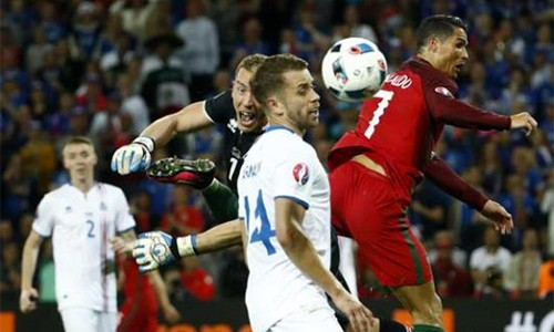 Arnason (áo trắng, phải) là một nhân tố quan trọng giúp Iceland kiềm tỏa Ronaldo hôm qua. Ảnh: AFP.