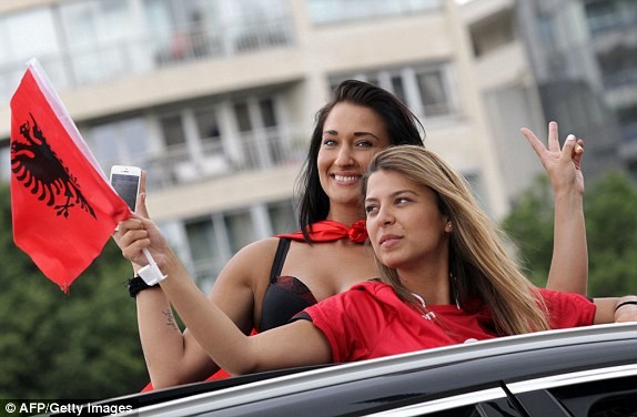 Mặc dù Albania nhận thất bại 0-2 trước Pháp nhưng CĐV của họ đã cổ vũ hết sức nhiệt tình. Trong đó phải kể đến hai nữ CĐV xinh đẹp với vòng 1 nóng bỏng. 