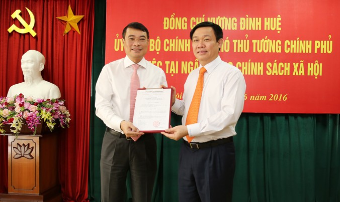 Phó Thủ tướng Vương Đình Huệ trao quyết định bổ nhiệm cho ông Lê Minh Hưng.
