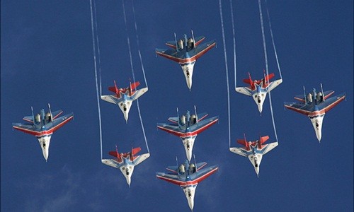 Phi đội Hiệp sĩ Nga xếp đội hình trong một buổi bay biểu diễn. Ảnh: Sputnik.