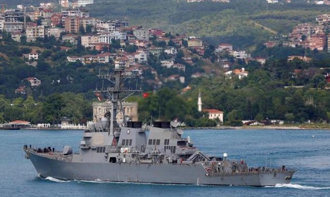Tàu khu trục USS Porter của Hải quân Mỹ từ Istanbul, Thổ Nhĩ Kỳ qua eo biển Bosphorus tiến vào Biển Đen hôm 6/6. Ảnh: Reuters.
