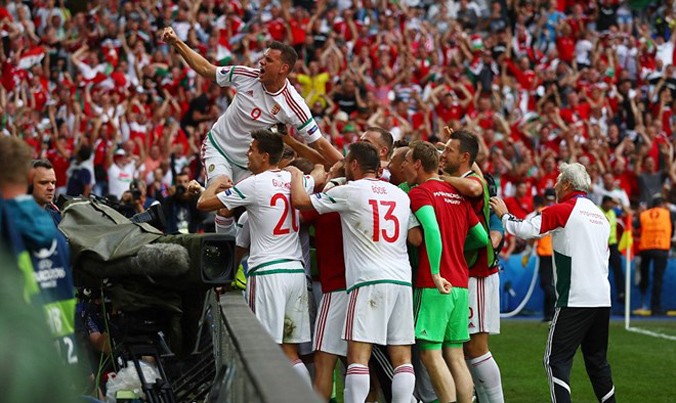 Hungary ăn mừng bàn thắng vào lưới Iceland.