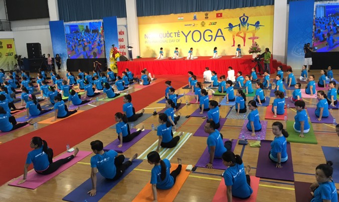 Hơn 500 người đồng diễn yoga tại Sân vận động trong nhà Hồ Xuân Hương, số 2 phố Hồ Xuân Hương, Quận 3, Thành phố Hồ Chí Minh.
