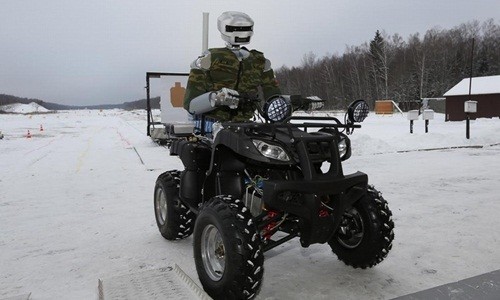 Mô hình một robot lái xe của Nga. Ảnh: RT