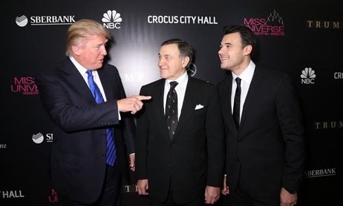 Từ trái qua, ông Donald Trump, tỷ phú Nga Aras Agalarov và con trai Emin Agalarov trên thảm đỏ cuộc thi Hoa hậu Hoàn vũ 2013 diễn ra ở thủ đô Moscow, Nga. Ảnh: Washington Post.