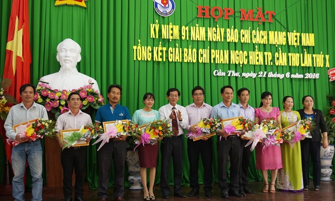 Các tác giả nhận giải cuộc thi báo chí Phan Ngọc Hiển.