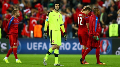 Thủ môn Petr Cech buồn nẫu ruột vì sớm phải rời EURO