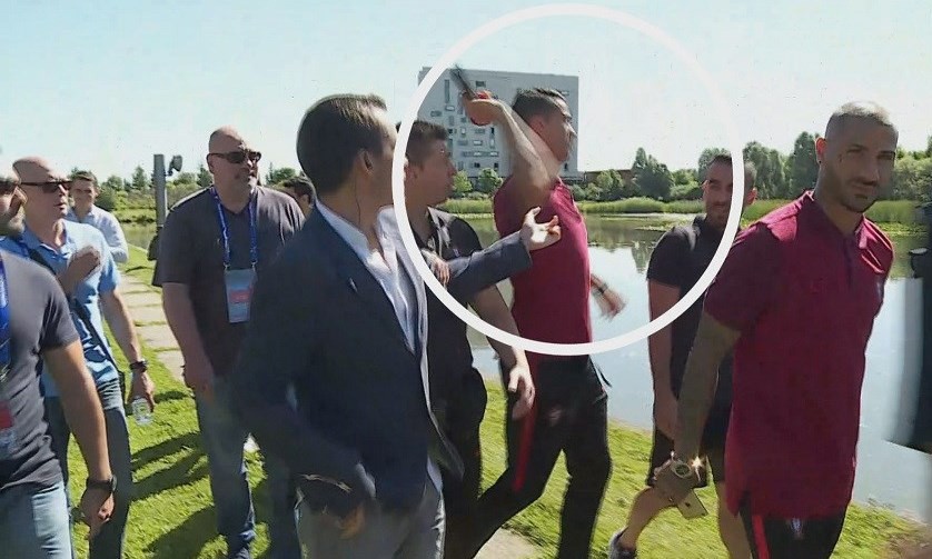 Ronaldo cáu bẳn ném micro của phóng viên xuống hồ