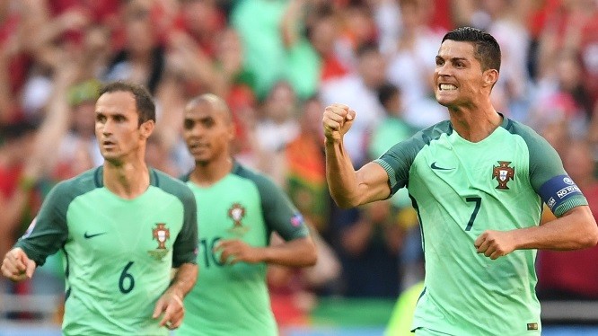 Bản tin EURO: ‘Bùa’ người chết không ngăn được Ronaldo