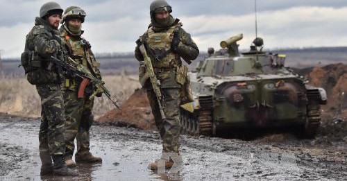 Binh sĩ quân đội Ukraine tại khu vực chiến sự ở ngoại ô thành phố Debaltseve, vùng Donetsk. Ảnh: AFP/TTXVN.