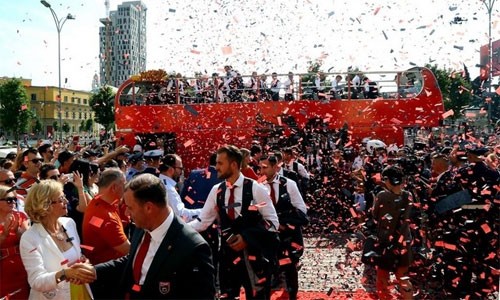 Các tuyển thủ Albania bước trên thảm đỏ khi trở về nhà. Ảnh: AP.