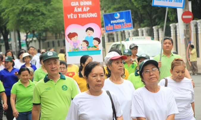 Hàng ngàn người dân trung tâm Sài Gòn hưởng ứng hoạt động đi bộ đồng hành nhân ngày Gia đình Việt Nam.