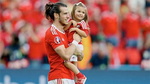 Bale nô đùa cùng con gái đẹp như thiên thần