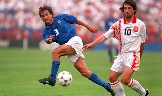 Tây Ban Nha thua Italia tại World Cup 1994, trong màu áo trắng.