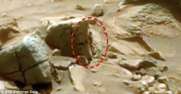 Bóng người nấp sau tảng đá trên sao Hỏa. Ảnh: UFO Sightings Daily.