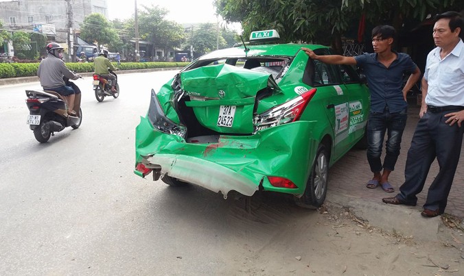 Chiếc taxi bị hư hỏng nặng sau cú đâm bất ngờ từ phía sau.