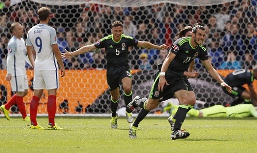 Bale và các đồng đội luôn tỏ ra vui sướng mỗi khi qua mặt tuyển Anh. Ảnh: Reuters.