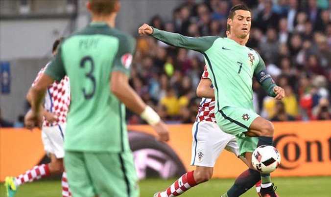 Ronaldo và các đồng đội nhọc nhằn giành vé vào Tứ kết.