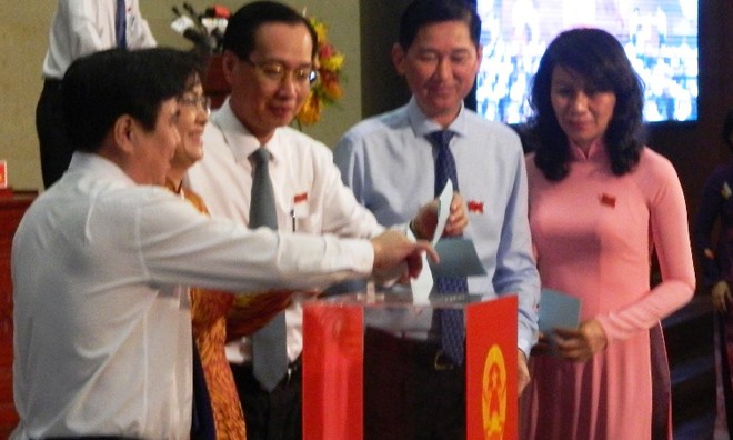 Bà Nguyễn Thị Quyết Tâm và các đại biểu là lãnh đạo Thành uỷ, UBND TPHCM bỏ phiếu bầu chức vụ chủ tịch HĐND TPHCM khoá IX.